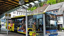 In Furtwangen am Busbahnhof kommt der schicke Bus nach Villingen nur zehn Minuten nachdem man hier von Triberg angekommen ist.