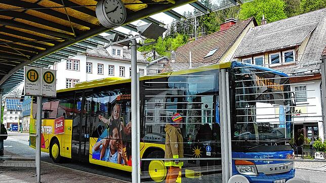 In Furtwangen am Busbahnhof kommt der schicke Bus nach Villingen nur zehn Minuten nachdem man hier von Triberg angekommen ist.