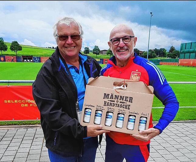 Zum Geburtstag von Spaniens Nationaltrainer Luis de la Fuente (rechts) überreicht ihm Aasens Ehrenvorstand Hans-Peter Rolle ein kleines ...