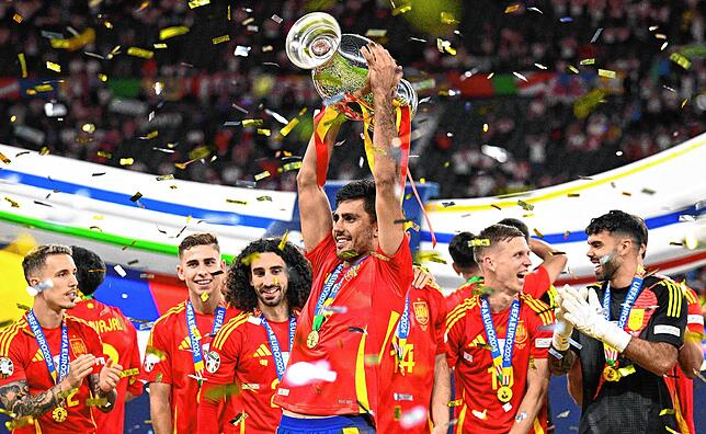Die spanische Nationalelf bejubelt am 15. Juli im Berliner Olympiastadion ihren EM-Sieg über die Auswahl Englands.