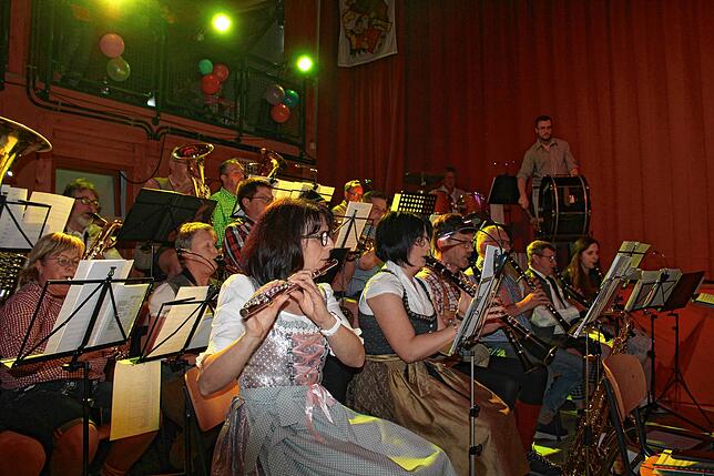 Bild 4: Highlights aus der Roßberghalle: Stierzunft, Nenzinger und Turnverein Wahlwies zeigen großes Können!