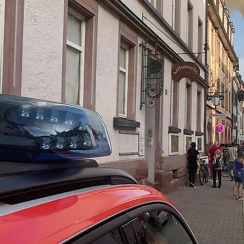 Dichter Rauch über den brennenden Häusern