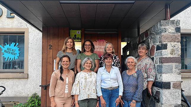 Der wiedergewählte Vorstand, hinten v.l.: Anna Marzian, Astrid Kern, Rosemarie Hartmann, Kirsten Albrecht, vorne v.l.: Gaby Gäng, Astrid ...