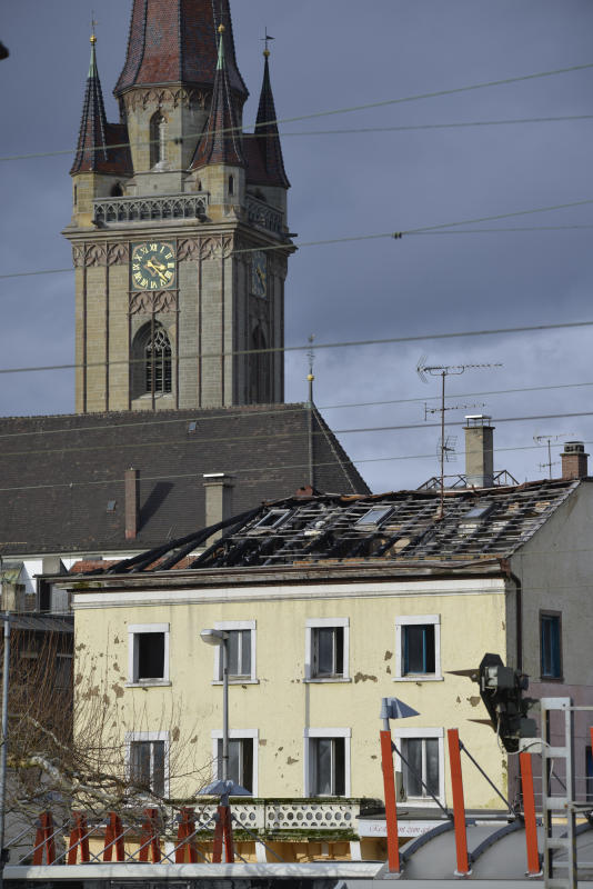 Seit dem Brand im Sommer 2016 fristet das ehemalige Hotel Victoria ein trostloses Dasein. Im Dachstuhl leben aktuell nur Tauben. Bild: ...