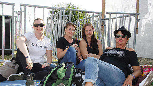 Milena, Anja, Melli und Bille (von links) aus Illertissen wissen: Wer früh da ist, steht später ganz vorne und kann manchmal sogar ...