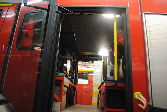 Blick ins Innere des Löschfahrzeugs. Die Decke ist deutlich niedriger als bei anderen Feuerwehrautos.