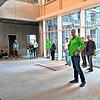 Architekt Gerhard Maier (4.v.r.) erläutert den Besuchern die Räumlichkeiten des Erweiterungsbaus.