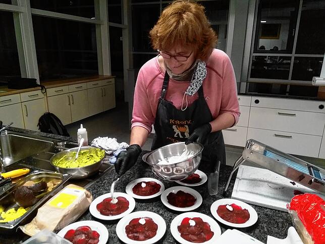 Das Auge isst immer mit. So zeigt Claudia Scharf, wie man das Rote-Beete-Carpaccio mit einem Klecks Meerrettichcreme und Apfelperlen ...