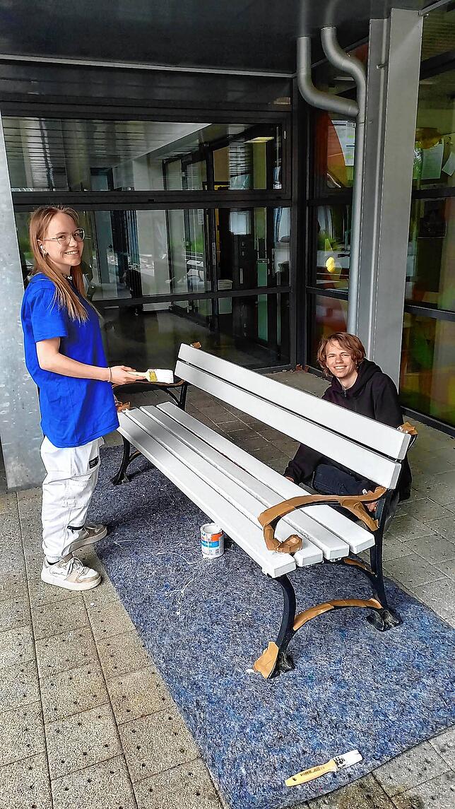 Melanie Martin und Martin Klopot vom Wirtschaftsgymnasium des BSZ bei der Gestaltung ihrer Bank.