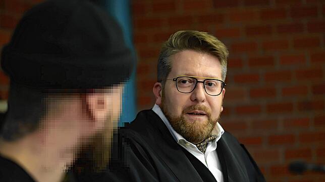 Der Täter und sein Rechtsanwalt: Der Angeklagte (links) im Gespräch mit Andreas Hennemann am Landgericht Konstanz. Selbst der ...