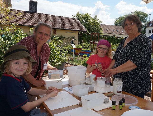 Aktive Kinder: Enno und Bibiane Stapf aus Waldshut stellen beim Gartenfest Seifen her, unterstützt werden sie von Christine Jäger und ...
