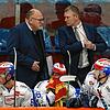 &bdquo;Okay, dann machen wir das so.&ldquo; Schwenningens Chefcoach Niklas Sundblad (hinten rechts) stimmt sich beim Spiel gegen Berlin ...