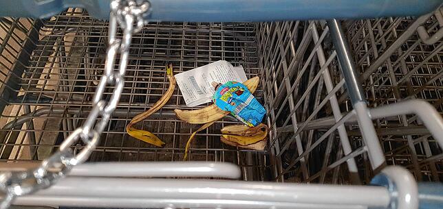 Auch Bananenschalen werden gerne im Einkaufswagen zurückgelassen.