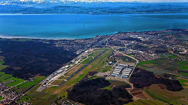 Der Flughafen Friedrichshafen aus der Vogelperspektive.