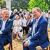 Armin Laschet (rechts), CDU-Kanzlerkandidat und Ministerpräsident von Nordrhein-Westfalen, lacht bei einer Gedenkveranstaltung der CDU ...