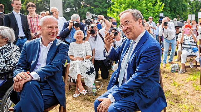 Armin Laschet (rechts), CDU-Kanzlerkandidat und Ministerpräsident von Nordrhein-Westfalen, lacht bei einer Gedenkveranstaltung der CDU ...