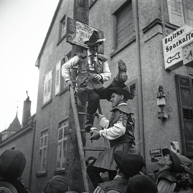 Schabernack am Narrenbaum, der in den 1930er-Jahren an der kleinen Gasse zwischen Haupt- und Pfarrstraße stand.