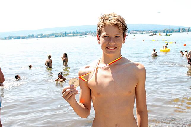 Der 13-jährige Konstanzer Liam Greis kam nach knapp 27 Minuten beim Seeschwimmen in Allensbach als Erster ins Ziel.