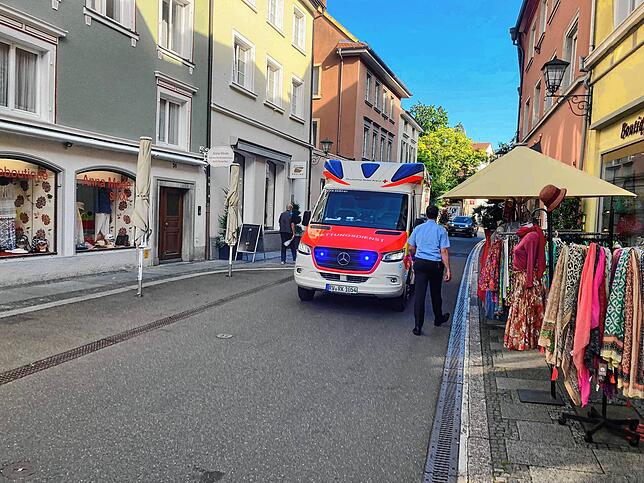 Ein Rettungswagen des DRK in der Überlinger Münsterstraße.
