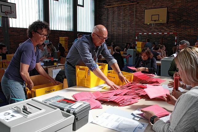 Für die Bürger bequem, für die Wahlhelfer anspruchsvoll: Die Briefwahl. Hier ein Blick auf ein Auszählungs-Team im Jahr 2019.