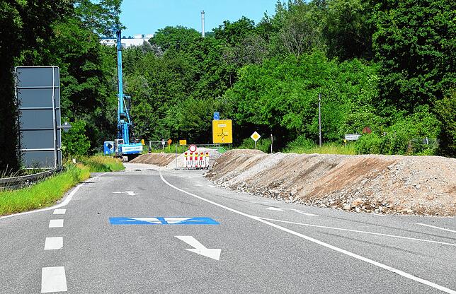 Hinter dem grauen Schild links ist die Zufahrt zu Container-Marquardt. Trotz Baustelle und Erdhaufen auf der Straße, können die Bürger ...