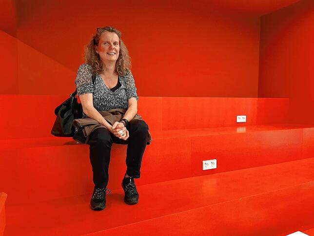 Sabine Jacobshagen sitzt in der ersten Etage im Eingangsbereich Probe.