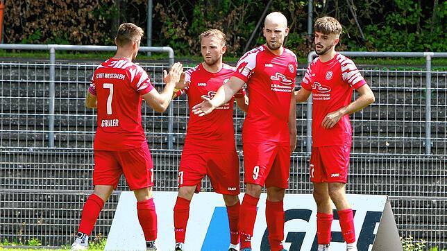 Der Salemer Sören Reiser (Zweiter, von rechts) erzielte das 2:0 und nahm die Glückwünsche von Luca Gruler, Esref Metin und Mentor Cakiqi ...