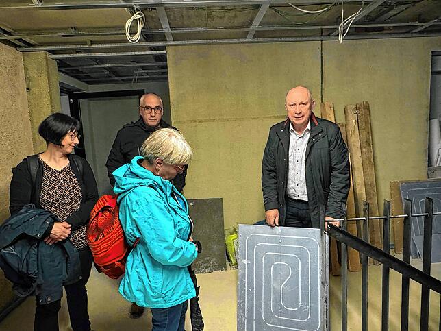 Architekt Bruno Jehle und Bürgermeister Thomas Schäuble mit Besuchern beim Rundgang durch das Haus.