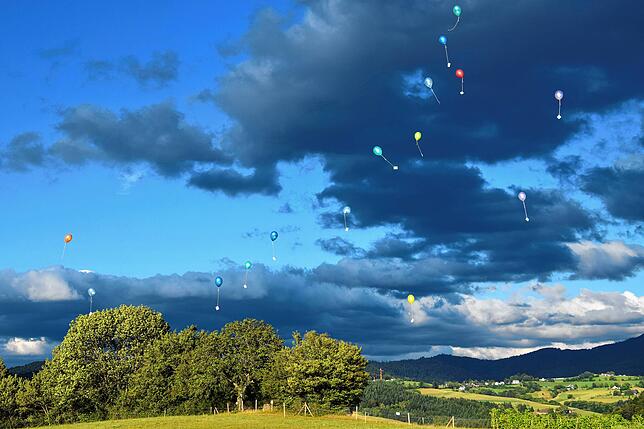 Luftballon schweben über das Hexental. Den unverstellten Blick auf Hotzenwald und Schwarzwald sehen Kritiker von Windparks nicht durch ...