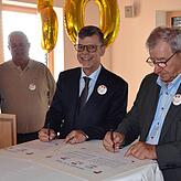 Seit 50 Jahren eng verbunden: Georg Riedmann (links) und Michel Habig, die Bürgermeister von Markdorf und Ensisheim, erneuern am Samstag ...