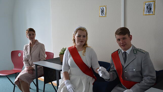 Audienz beim Monarchenpaar: Königin Doris (Doris Gerstenmayr) und König Marvin (Marvin Renz) von Drostbritannien geben sich die Ehre. Im ...