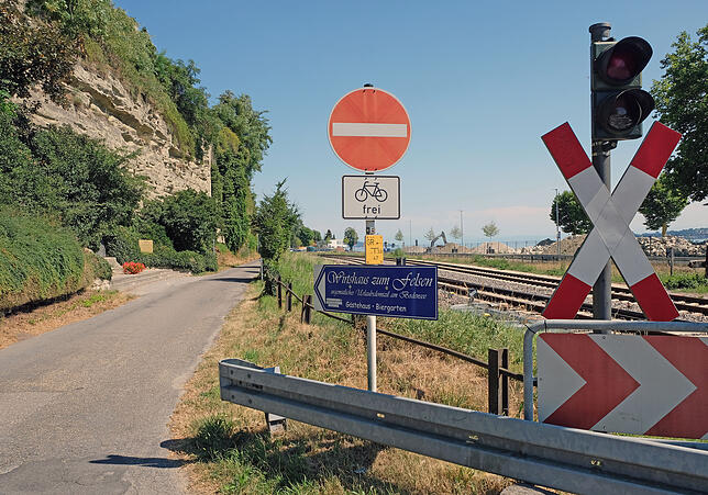 Am westlichen Ende der Oberen Bahnhofstraße wird das Einfahrverbot aufgehoben und die vorgeschriebene Fahrtrichtung gedreht.