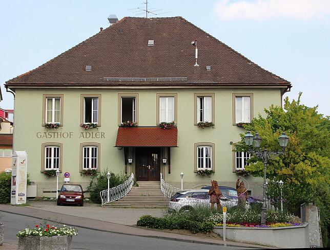 Anstelle des einstigen Gasthofs Adler könnte ein repräsentatives Verwaltungsgebäude inklusive Bürger-/Sitzungsaal und Amtsstellen mit ...