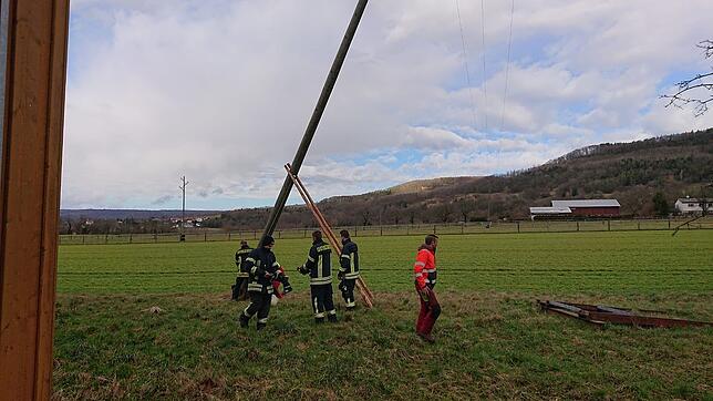 Die Feuerwehr Küssaberg entdeckte bei einer Einsatzfahrt nach Küßnach in Dangstetten einen umgeknickten Strommasten und stützte diesen ab.