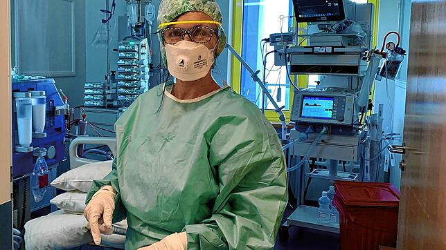 Einblick in den Bereich der Intensivstation im Kreiskrankenhaus Lörrach, in dem Covid-19-Patienten versorgt werden. Die Schutzausrüstung ...