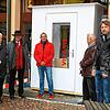 Stolz auf eine gute Regelung sind Heimleiter und Aufsichtsratsmitglieder des Pflegeheims, die hier die &bdquo;Besucherbox&ldquo; ...