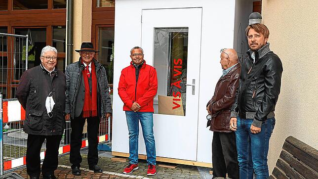 Stolz auf eine gute Regelung sind Heimleiter und Aufsichtsratsmitglieder des Pflegeheims, die hier die &bdquo;Besucherbox&ldquo; ...