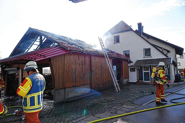 Das Dach der Garage ist zerstört, das Wohnhaus ist zum Glück weitgehend verschont geblieben.