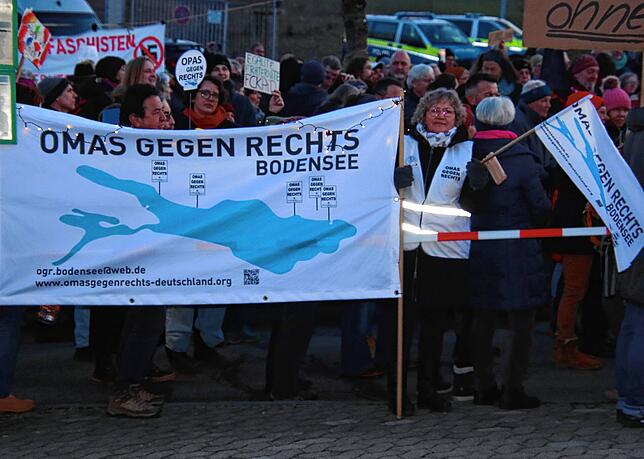 Das Bündnis „Omas gegen Rechs“ hatte die Mahnwache organisiert.
