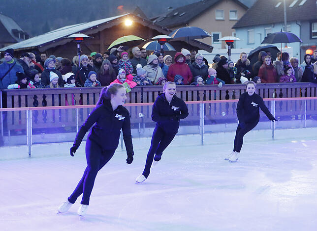 Bild 14: Alle Bilder zum Start der Blumberger Eisbahn