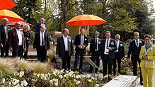 Dieses Foto führte zum Bußgeldverfahren. Zu sehen sind Vertreter aus der Politik, von LGS GmbH und Gartenbau, darunter ein Minister, ...