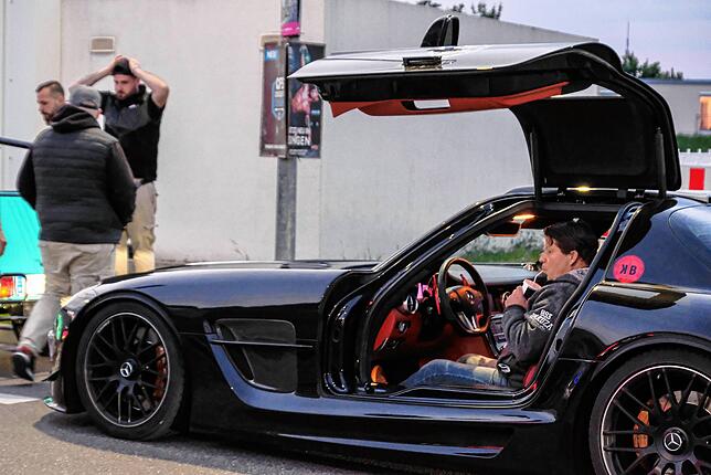 Aus Sigmaringen kam ein Mercedes-Benz SLS AMG mit Flügeltüren nach Singen und erregte Aufsehen.