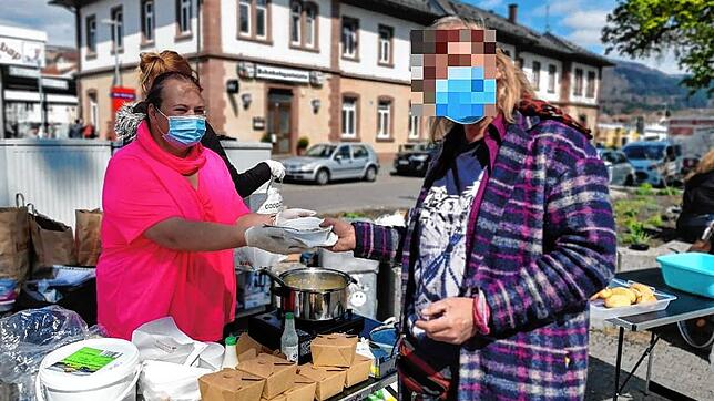 Nicole Steuck bei der Essensausgabe am Bahnhof in Bad Säckingen.