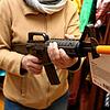Auch in Konstanz werden Spielzeugwaffen in Fasnachtsläden verkauft, die zum gewählten Häs passen. Oft sehen diese echten Schusswaffen ...