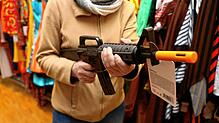 Auch in Konstanz werden Spielzeugwaffen in Fasnachtsläden verkauft, die zum gewählten Häs passen. Oft sehen diese echten Schusswaffen ...