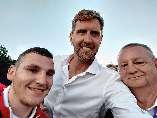 Andreas Cafararo (links) und Trainer Bruno Schneider (rechts) schießen ein Selfie mit dem ehemaligen Profibasketballer Dirk Nowitzki.