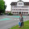 In Deggenhausertal lebt man in einer bevorzugten Gemeinde, meint Melanie Weißenrieder, hier vor dem Gasthaus Adler in Wittenhofen.