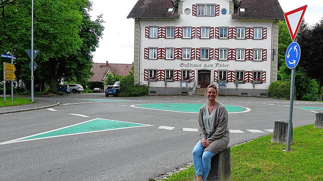 In Deggenhausertal lebt man in einer bevorzugten Gemeinde, meint Melanie Weißenrieder, hier vor dem Gasthaus Adler in Wittenhofen.