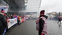 Bereits im Januar hatten Beschäftigte in Friedrichshafen protestiert – hier vor dem ZF Forum.