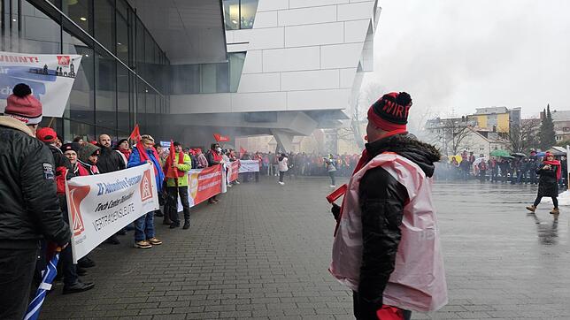 Bereits im Januar hatten Beschäftigte in Friedrichshafen protestiert – hier vor dem ZF Forum.